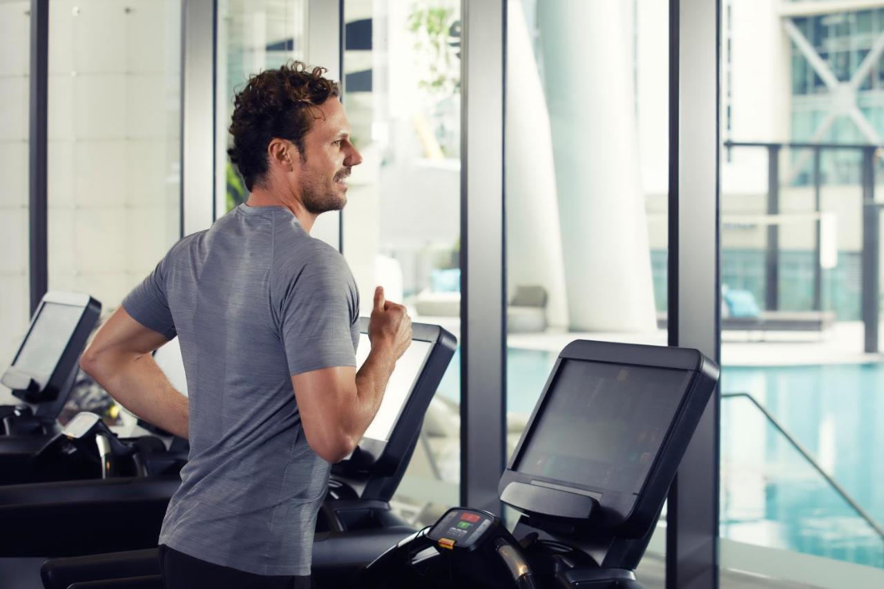 Hotel The Westin Brisbane Exteriér fotografie A man on a treadmill