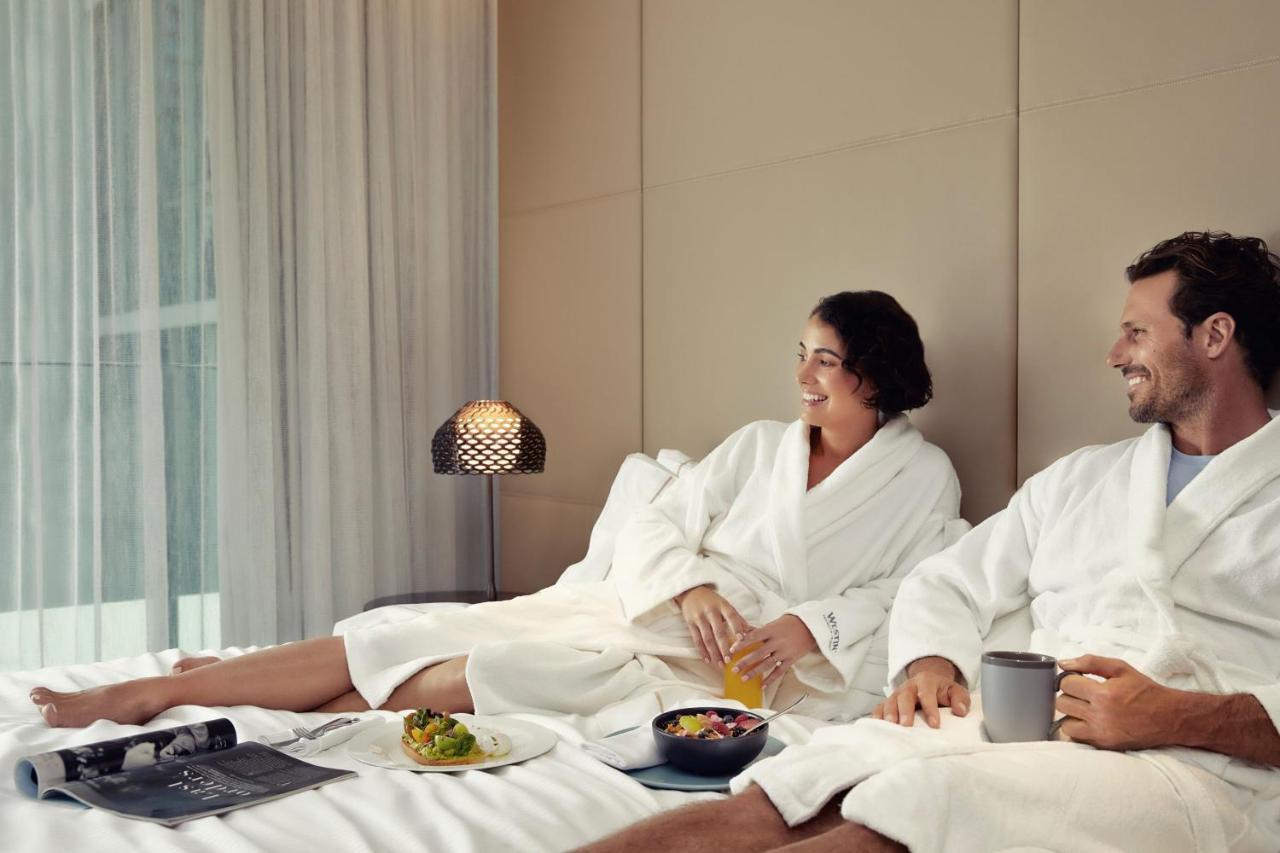 Hotel The Westin Brisbane Exteriér fotografie A couple wearing bathrobes
