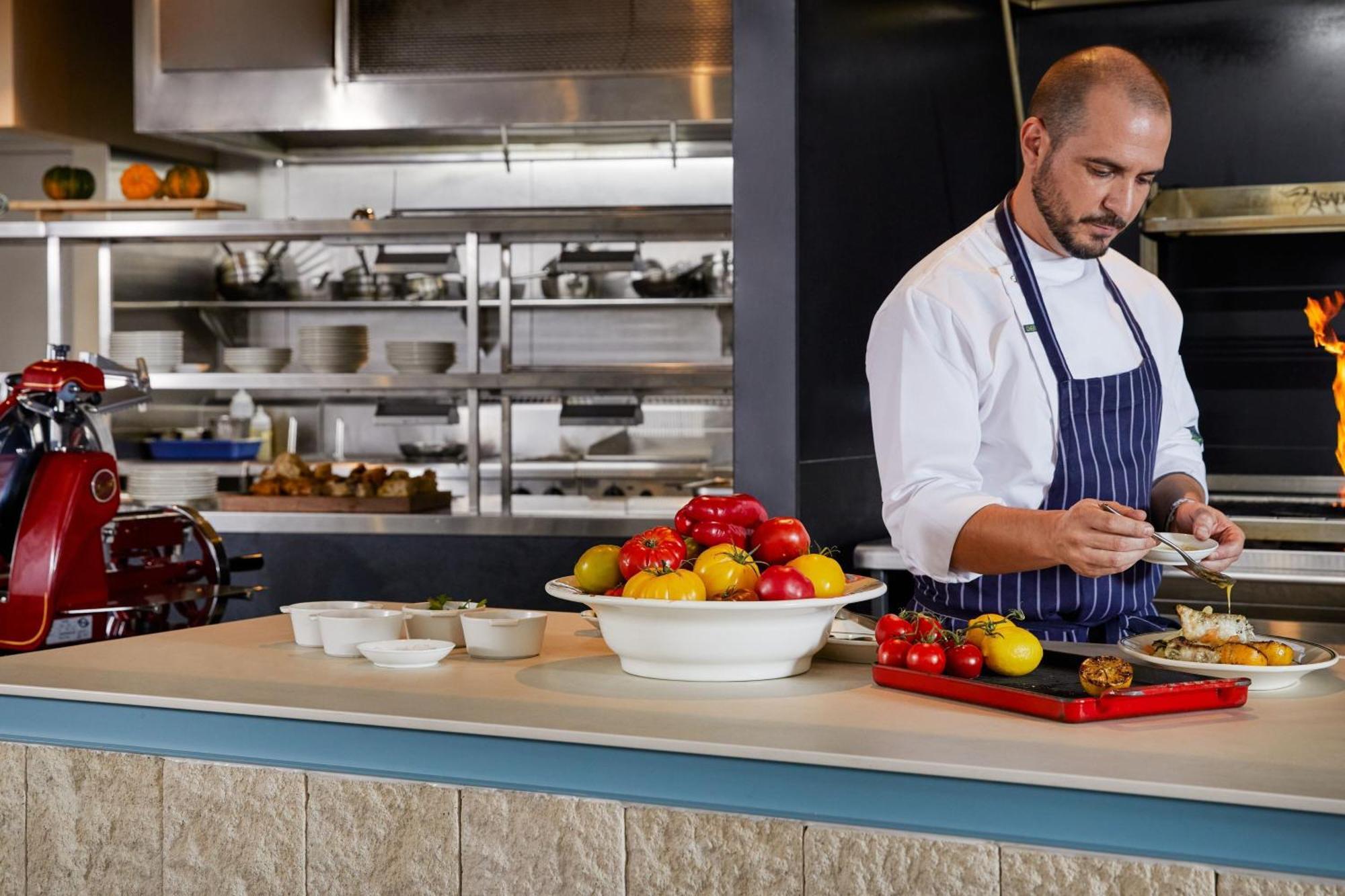 Hotel The Westin Brisbane Exteriér fotografie A chef preparing food